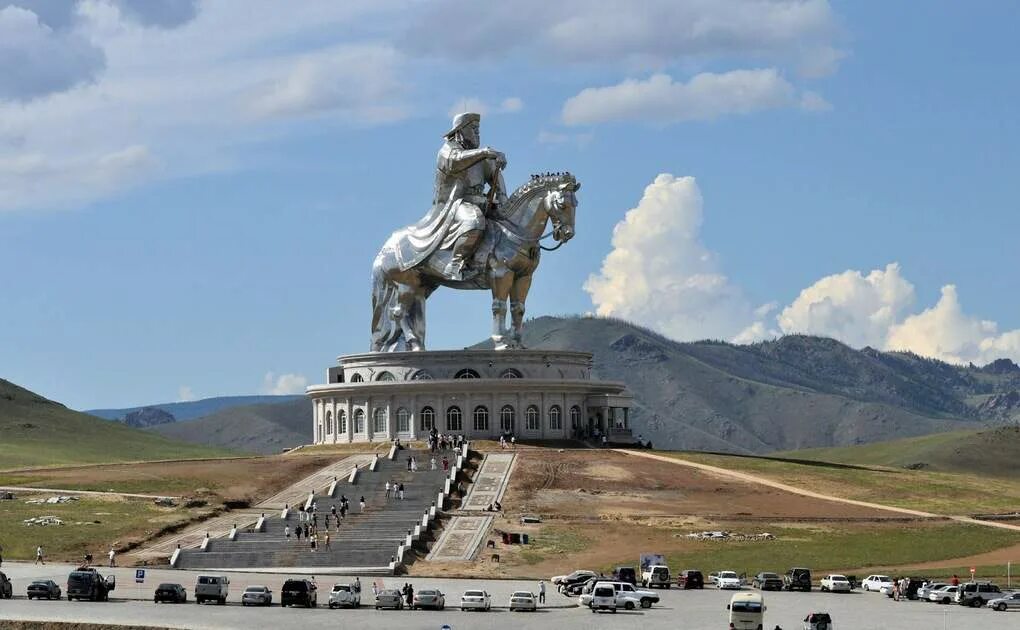 Монголия столица какой страны. Статуя Чингисхана в Монголии. Конная статуя Чингисхана в Монголии. Памятник Чингисхану в Улан-Баторе. Памятник Чингисхану в Монголии в Улан Баторе.