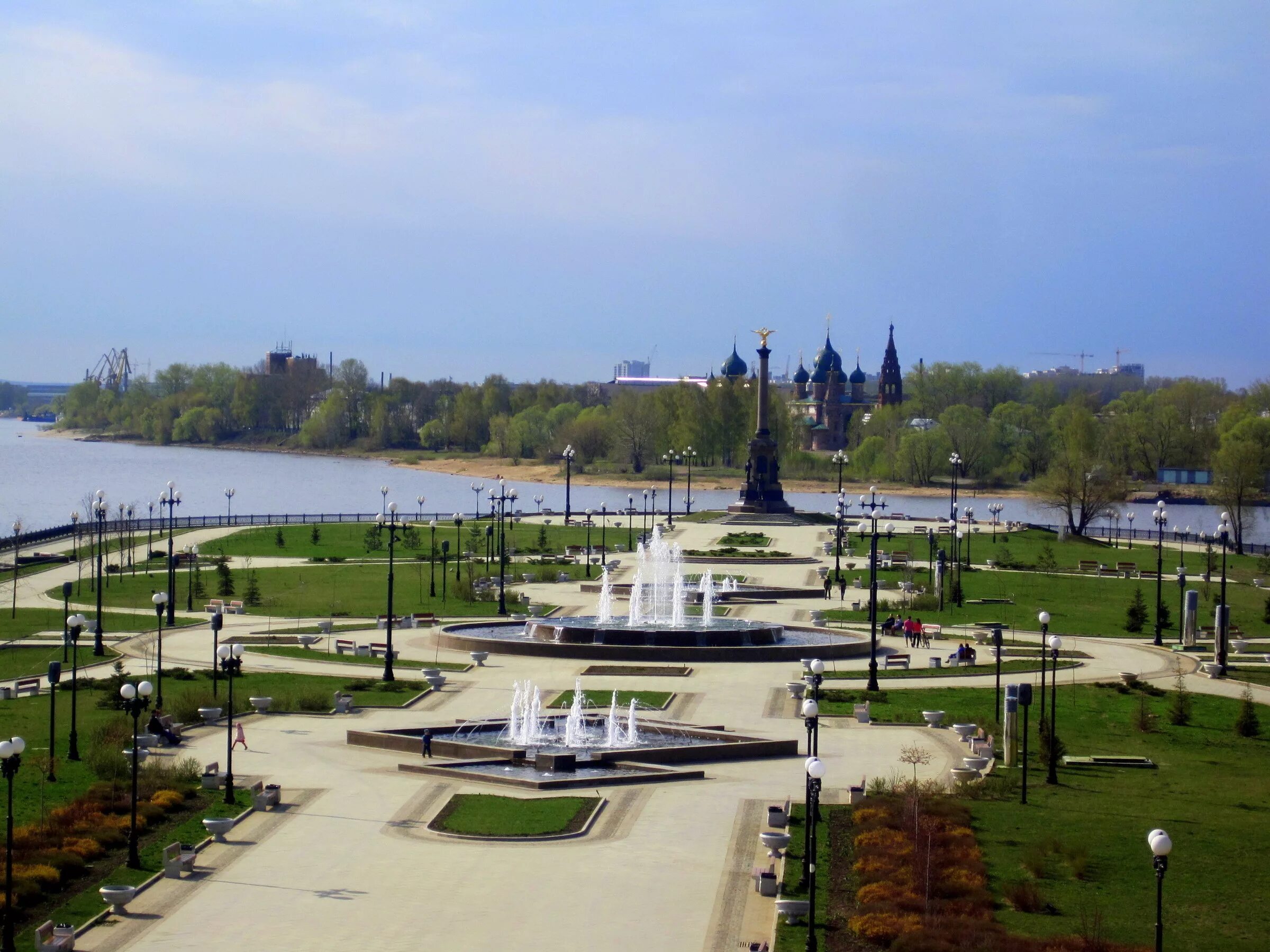 Где в ярославле стрелка. Парк 1000-летия ярославля стрелка. парк стрелка ярославль. парк тысячелетия стрелка ярославль. город ярославль парк на стрелке.