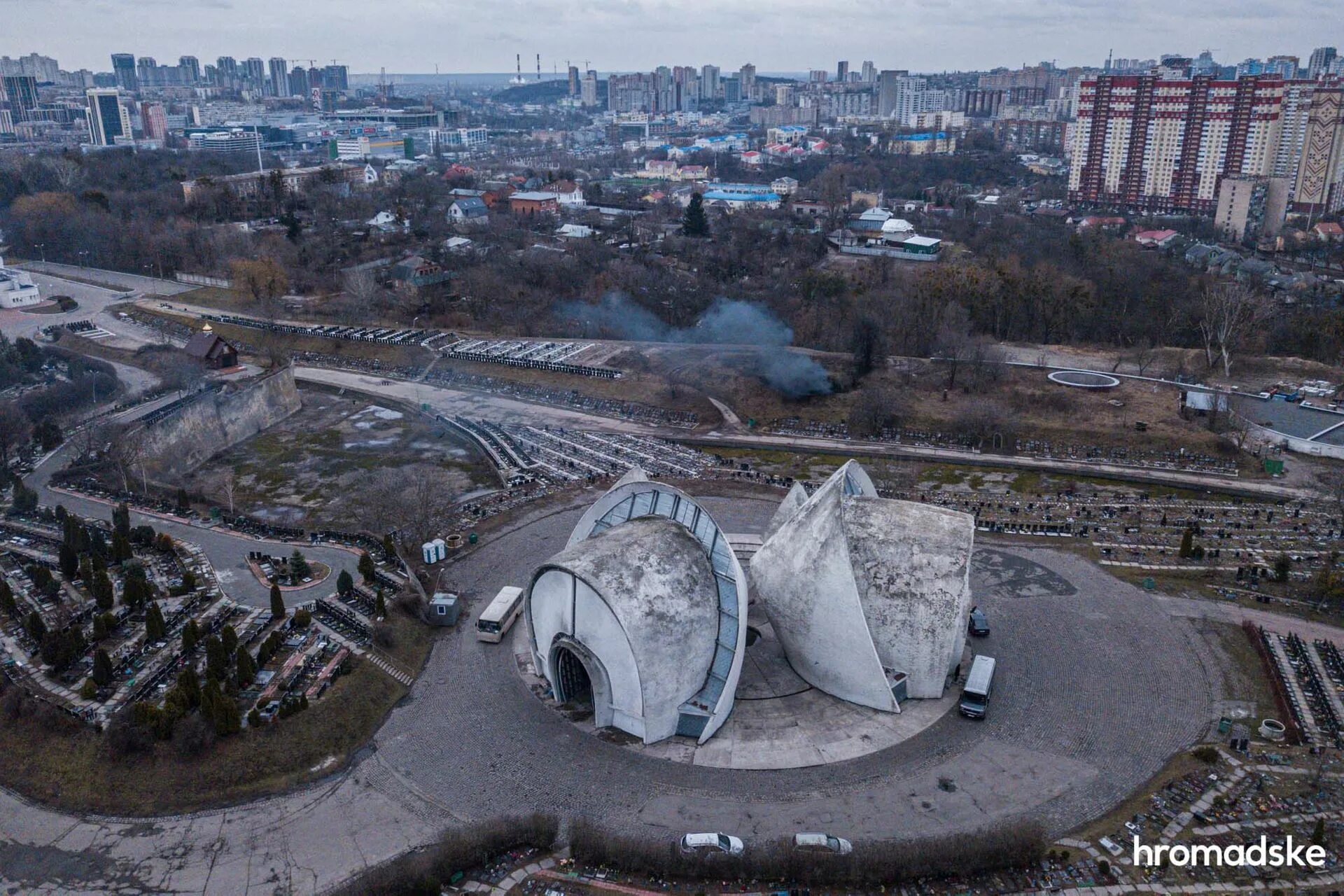 Крематорий волгоград. Киевский крематорий. Киевский крематорий барельеф. Стена памяти Киевский крематорий.