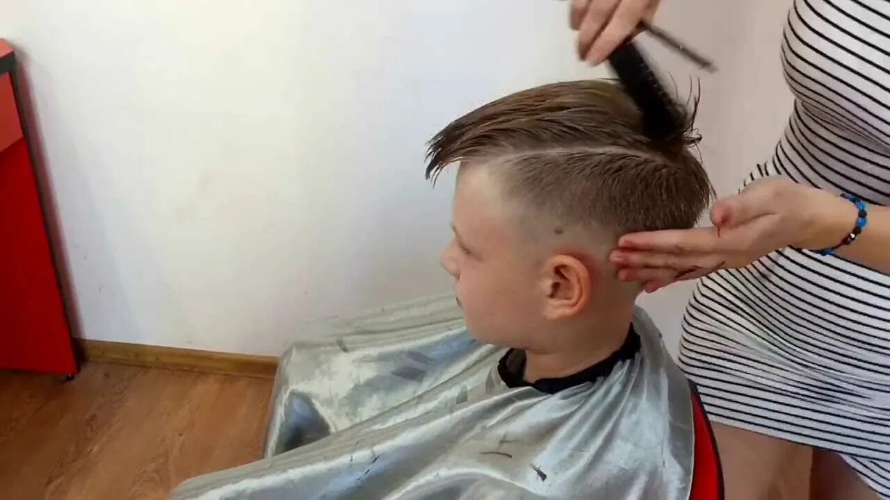 Пошаговая стрижка мальчика. Мальчик начинающий стрижка. Стрижка для мальчика с переходом машинкой. Машинка для стрижки. Мальчик начинающий стрижка.