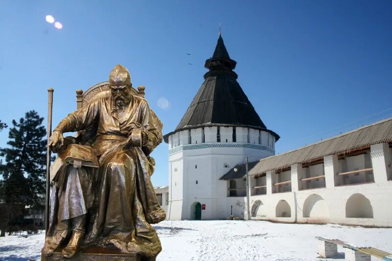 Памятник созданный в честь рождения ивана 4. Памятник Ивану Грозному в Астрахани. Александровская Слобода памятник Ивану Грозному. Памятник Иоанну Грозному в Москве.