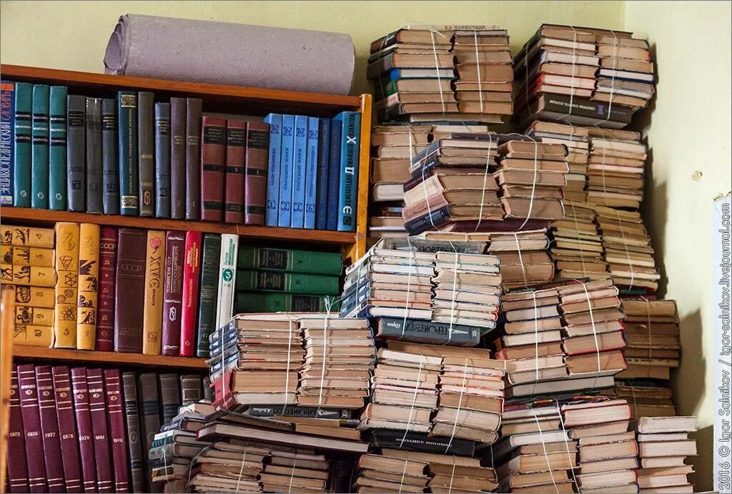 Старые книги журналы. Куча книжек. Много книг. Старые книги. Много старых книг.