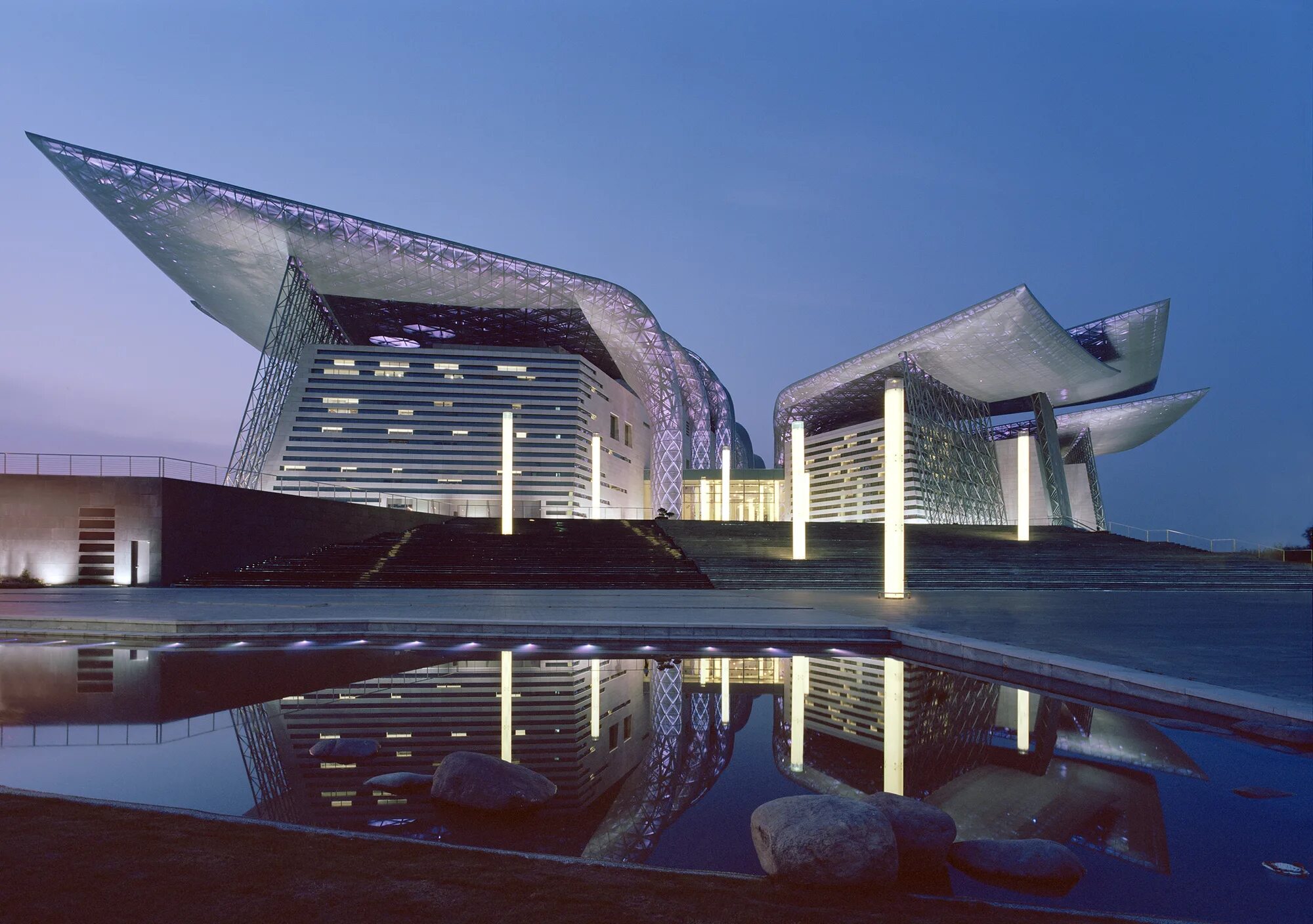 Современный ответ. Оперный театр Wuxi Grand Theatre. Wuxi Grand Theatre. Янгсу, Китай. Большой театр в китайском городе Уси (Wuxi Grand Theatre). Wuxi Grand Theatre, Уси, Китай интерьер.