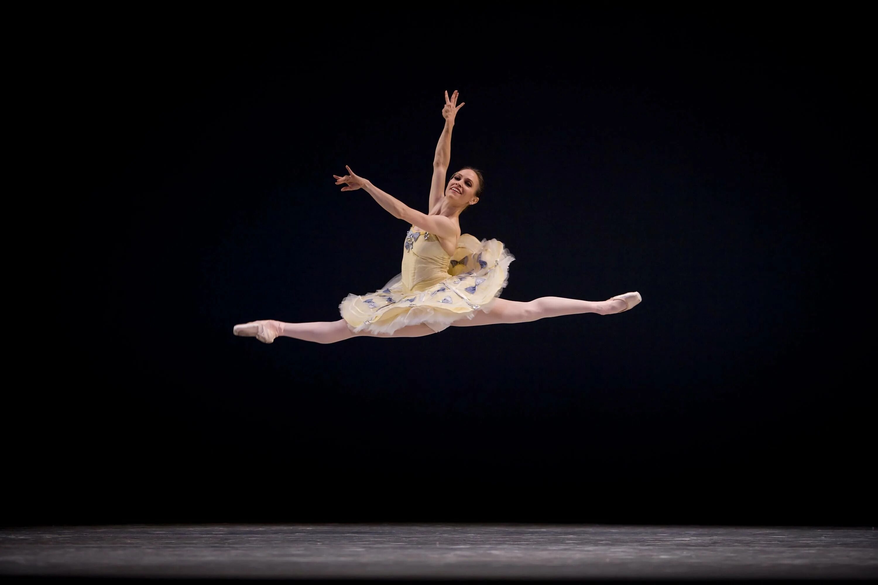 Гранд жете прыжок. Киан мангис балет. Прыжок в балете 4. Гранд жете прыжок. Белецкая балерина прыжок.