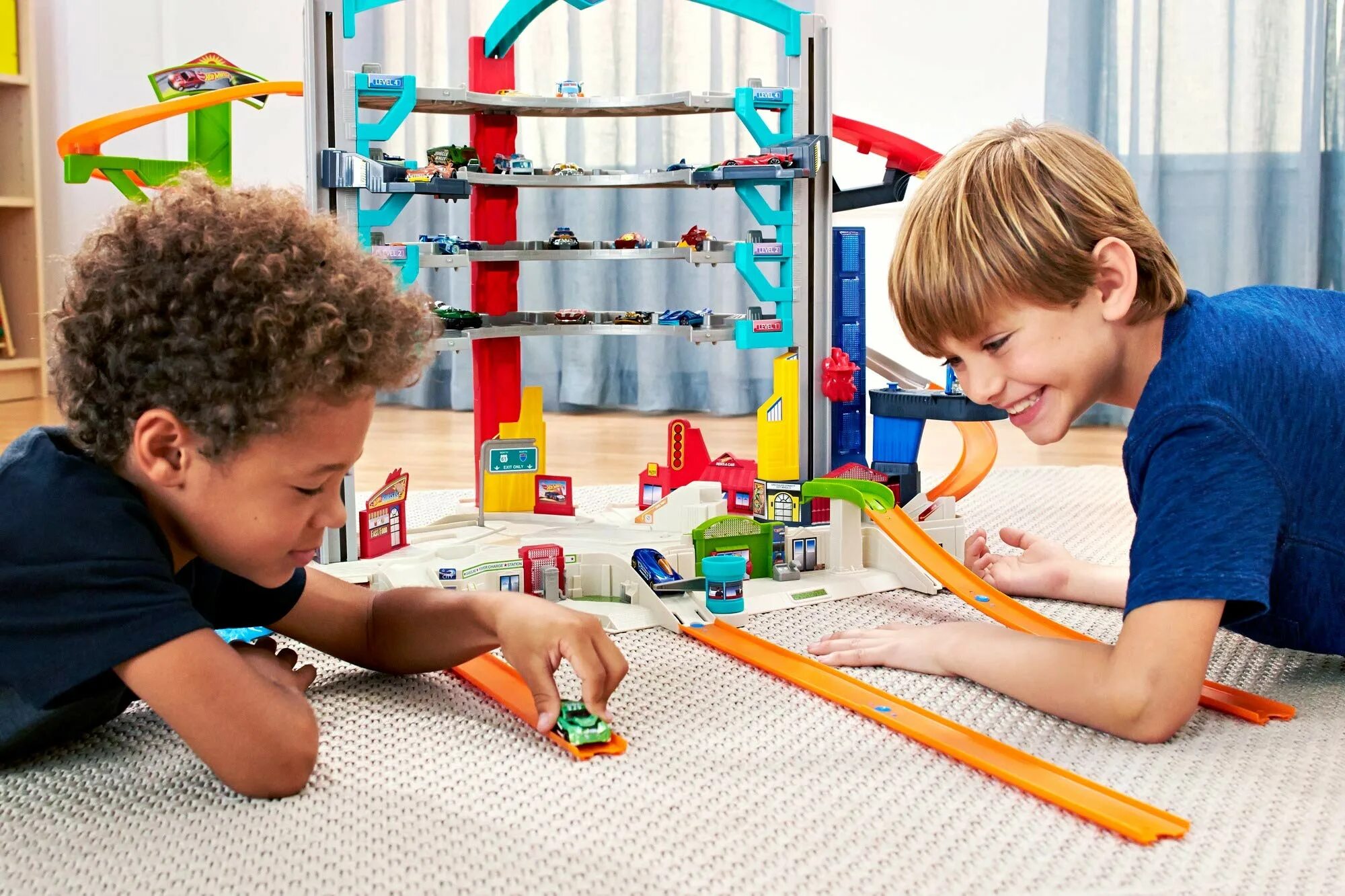 Hot wheels дети играют. Хот Вилс гараж. Hot Wheels аутизм. Фон гаража для хот Вилс. Hot Wheels Kids Play.