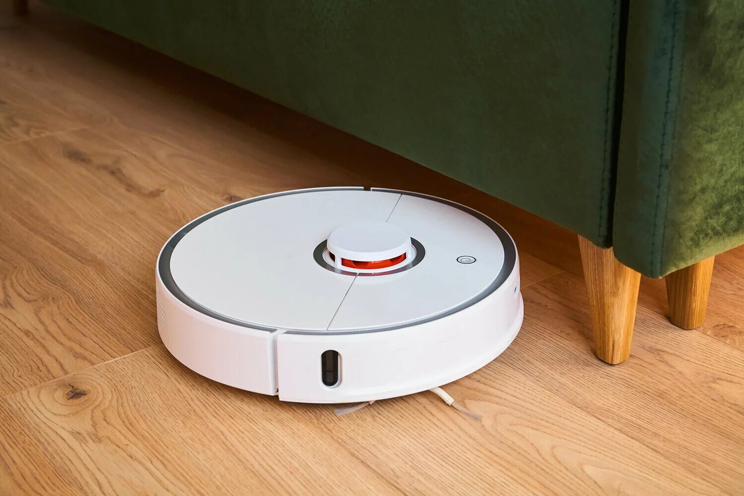 Робот пылесос шпион. Большой робот пылесос. Робот пылесос дастэними. Робот пылесос шпионить через камеру. Девушка с пылесосом.