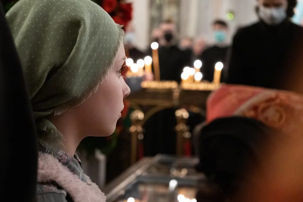 Господи имя тебе любовь. Свете тихий всенощное бдение. Молитва в храме. Люди молятся в церкви. Православный храм.