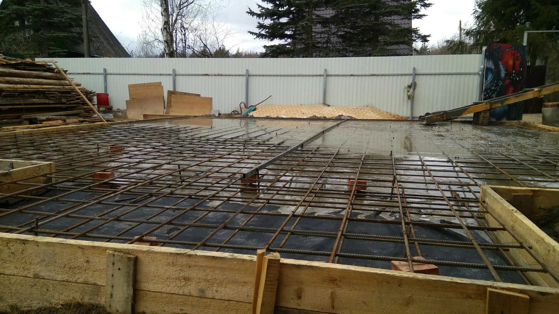 Фундаментная армированная плита 40 х40. Бетонирование монолитной плиты. Опалубка "мева" фундаментная плита. Монолитная плита своими руками. Маяки для фундаментной плиты.