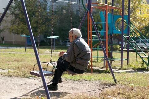 Бабушка на детской площадке