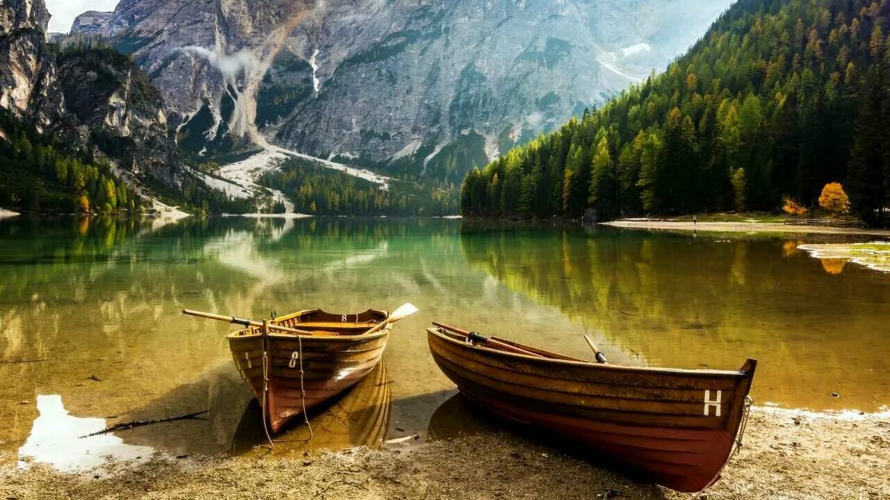 Пейзаж горы озеро лодка. Лодки на озере брайес. Лодка на озере в горах. Реки лодки горы. Реки лодки горы.