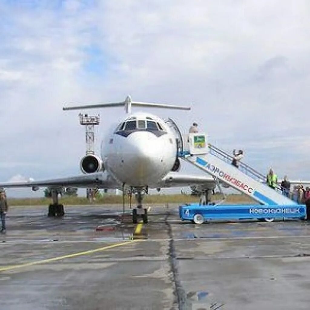 Самолет новокузнецк. Аэропорт Спиченково Новокузнецк. Аэропорт Новокузнецк Спиченково самолёты. Новокузнецк аэропорт ВПП. Аэрофлот Новокузнецк Спиченково.