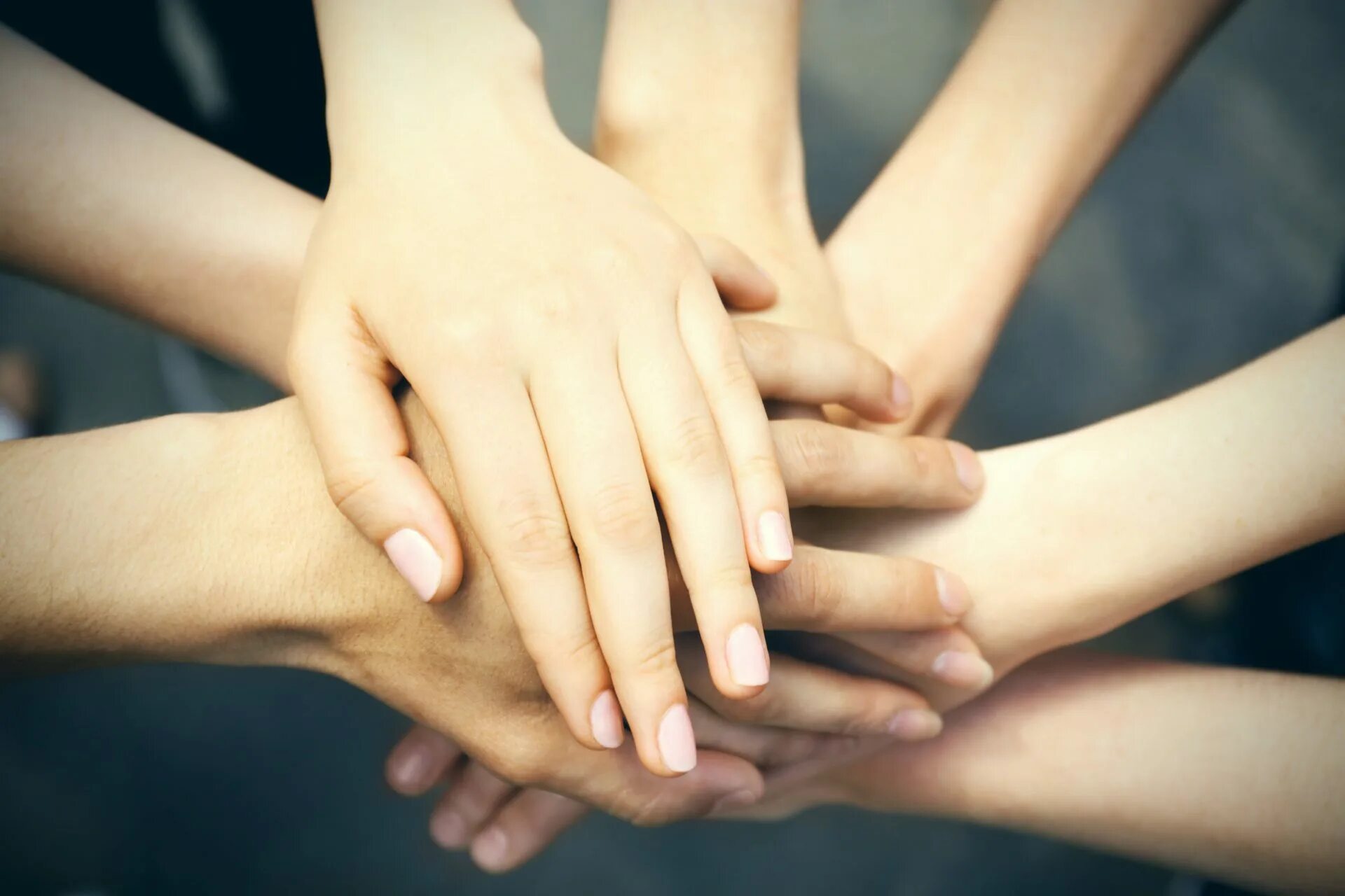 сердечко из рук. сотворение адама картина микеланджело. руки соединяются. мужская и женская рука вместе. руки соединяются картинка.