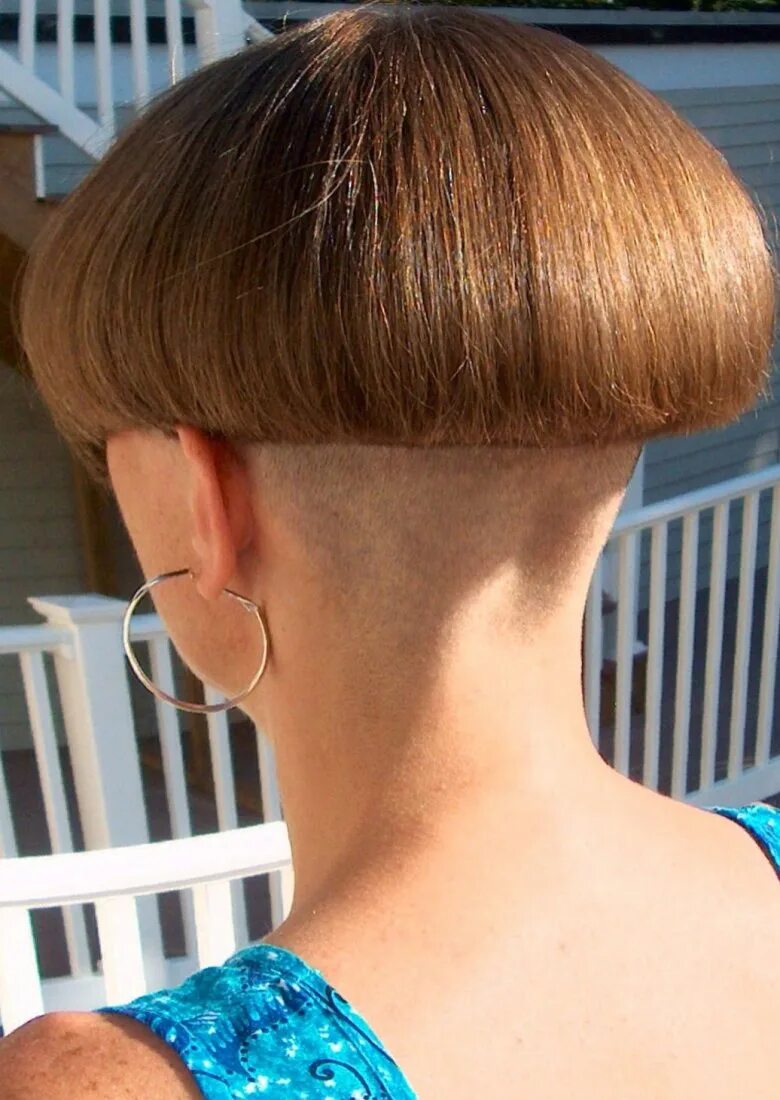 Bowl Cut стрижка. Bowl Cut стрижка затылок. Стрижка горшок женская. Стрижка под горшок женская короткая.