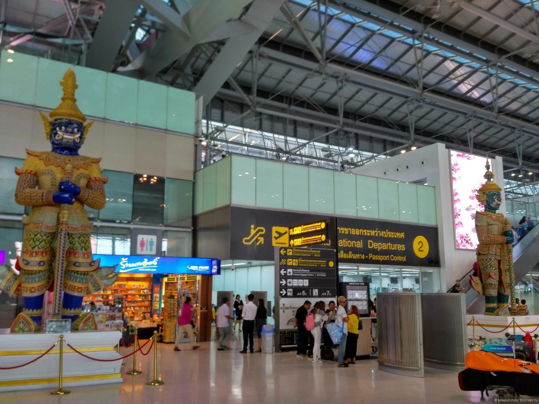 суварнабхуми аэропорт. Gates в аэропорту бангкока. аэропорт бангкок bkk это. суварнабхуми вылет. конкорс аэропорта суварнабхуми.