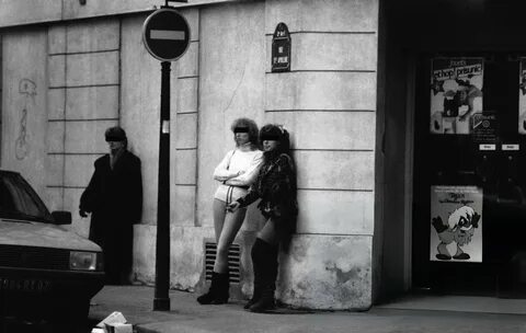 02. Улица Сен-Дени в Париже уже десять лет славится проституцией и секс-шоп...