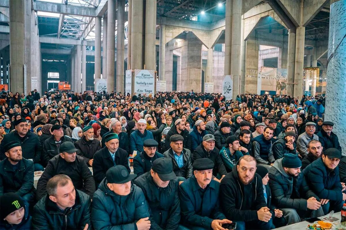 Махачкала мусульмане. Коллективный ифтар. Дагестан люди. 8 Тысяч человек фото.