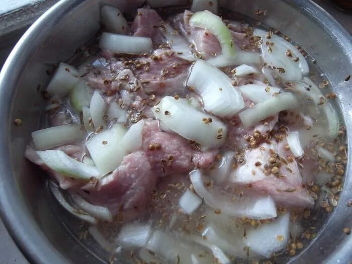 Маринуем свинину в луке