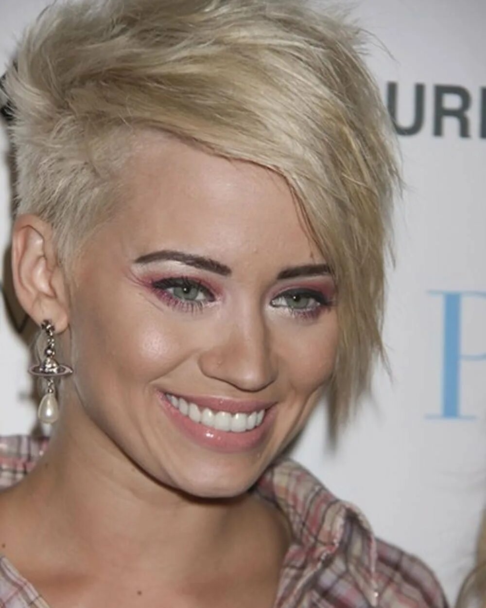 стрижка асимметрия пикси асимметрия. короткие ассиметричные. короткие ассиметричные. стрижка гарсон с длинной челкой. асимметричное пикси с удлиненной челкой.