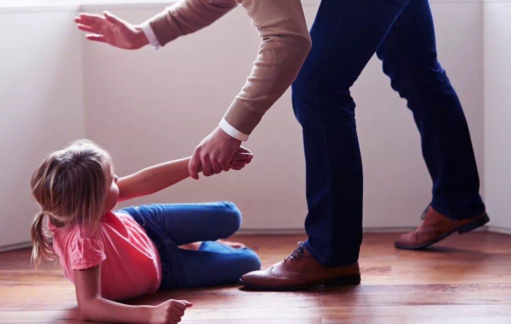 Школьники на детской площадке. Агрессивный ребенок. Мама наказывает ребенка. Непослушный ребенок. Физическое наказание детей.