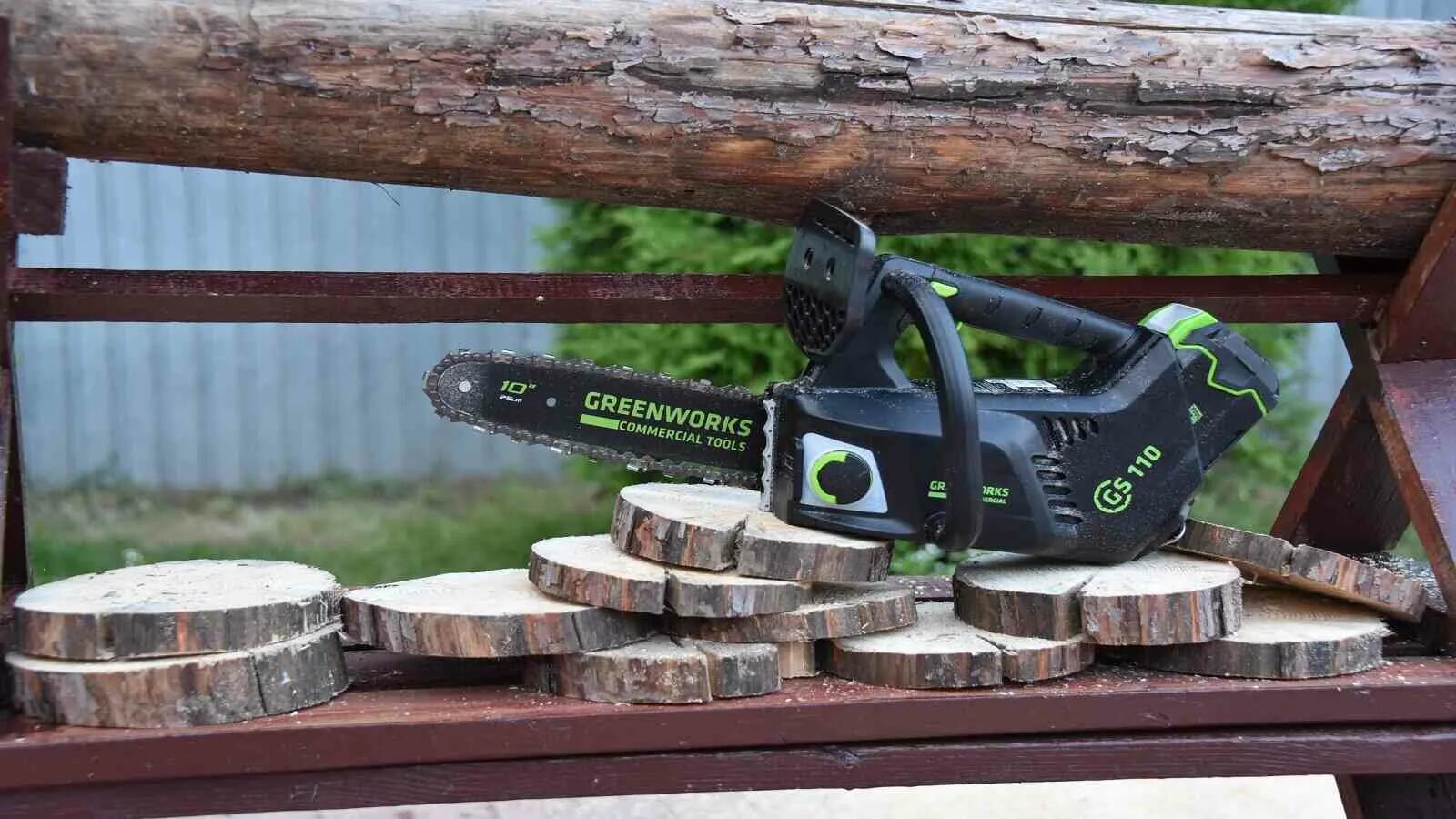 GREENWORKS gd40tcs. Аккумуляторная цепная пила Magnet 15 см. Цепная пила GREENWORKS. Профессиональные аккумуляторные цепные пилы.