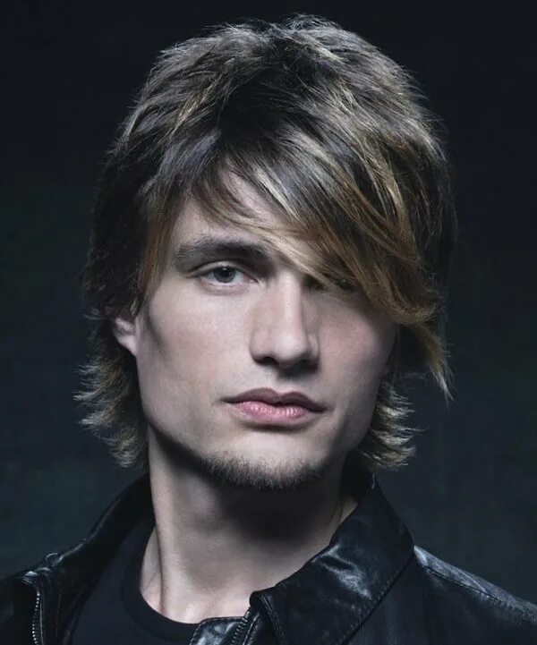 мужские стрижки на удлиненные волосы. гаврош стрижка мужская. боб мужской. чейс кроуфорд с челкой. мужские стрижки с длинной челкой.