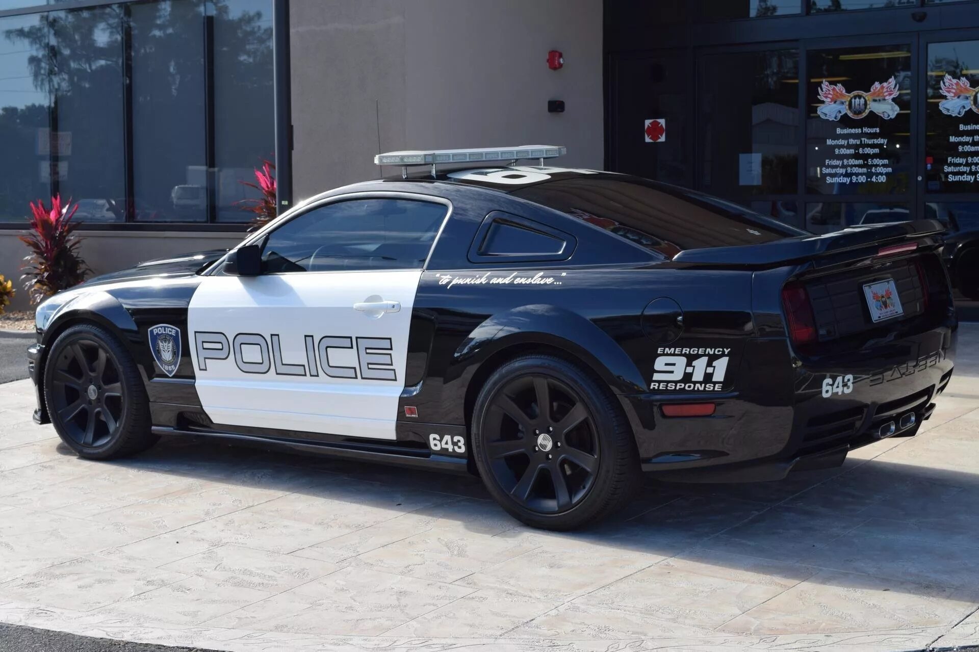 Полицейский мустанг. Ford Mustang 2005 Баррикейд. Ford Mustang Saleen Police s281 Barricade. Форд Мустанг Barricade. Ford Mustang Barricade 2007.