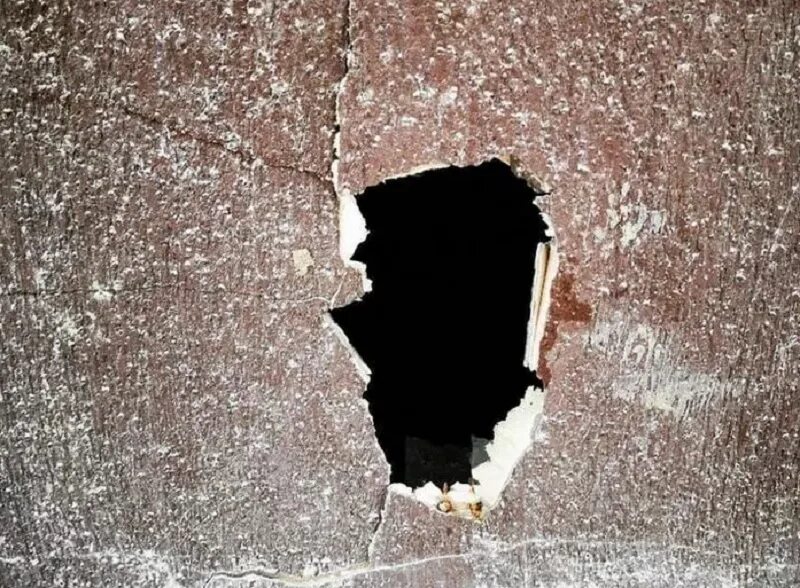 Нашла странную дыру в стене. Дырка в стене. Пробоина в стене. Дыра в доме. Дыра в стене от удара.