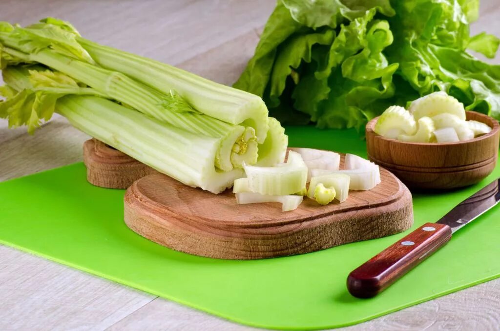 Едят ли стебли сельдерея. Сельдерей черешковый Королевский. Celery сельдерей. Сельдерей фитнес+ черешковый.