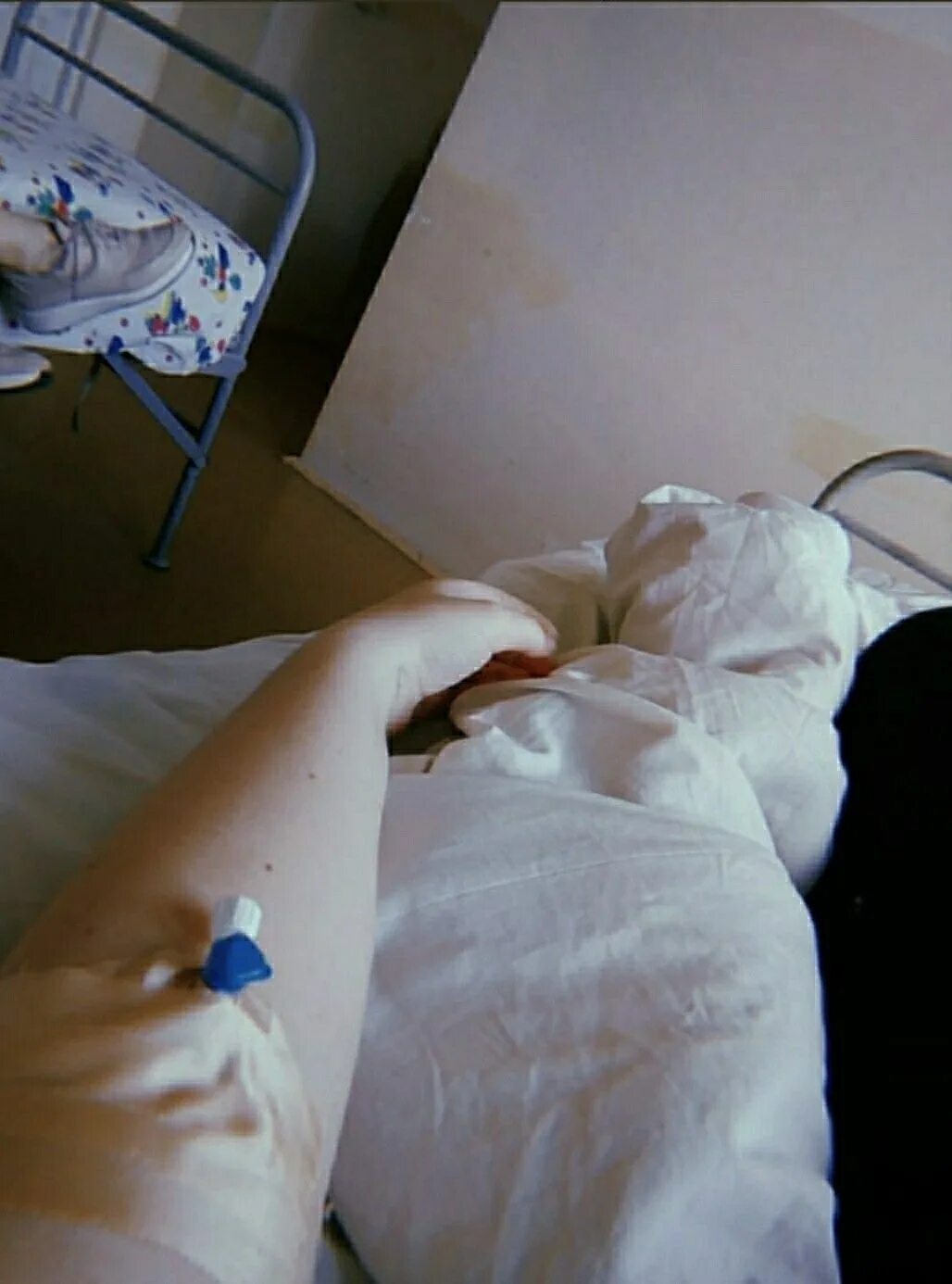 Девушка в больнице ночью. Рука с капельницей в больнице. кука с капельнецей в бальнице. в больнице под капельницей.