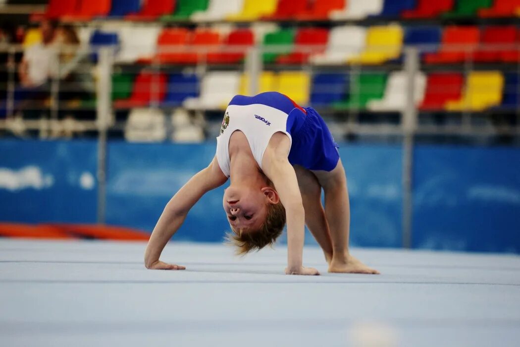 Юные гимнастки. 10 гимнастических. 10 гимнастических. Элементы художественной гимнастики. Художественная гимнастика девочки.