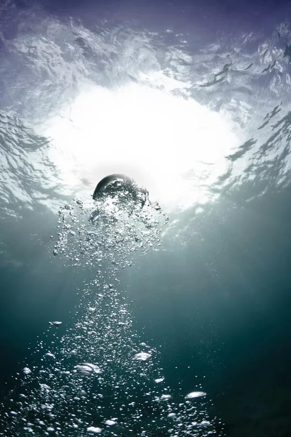 Взгляд из под воды. Пузыри под водой. Под водой. Красивая вода.