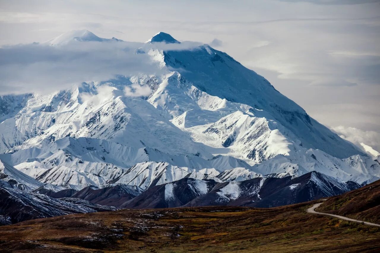 Самая высокая точка северной америки расположена. Гора Маккинли Аляска. Гора Мак Кинли Северная Америка. Вершина гора Денали Северная Америка. Аляска Мак Кинли.