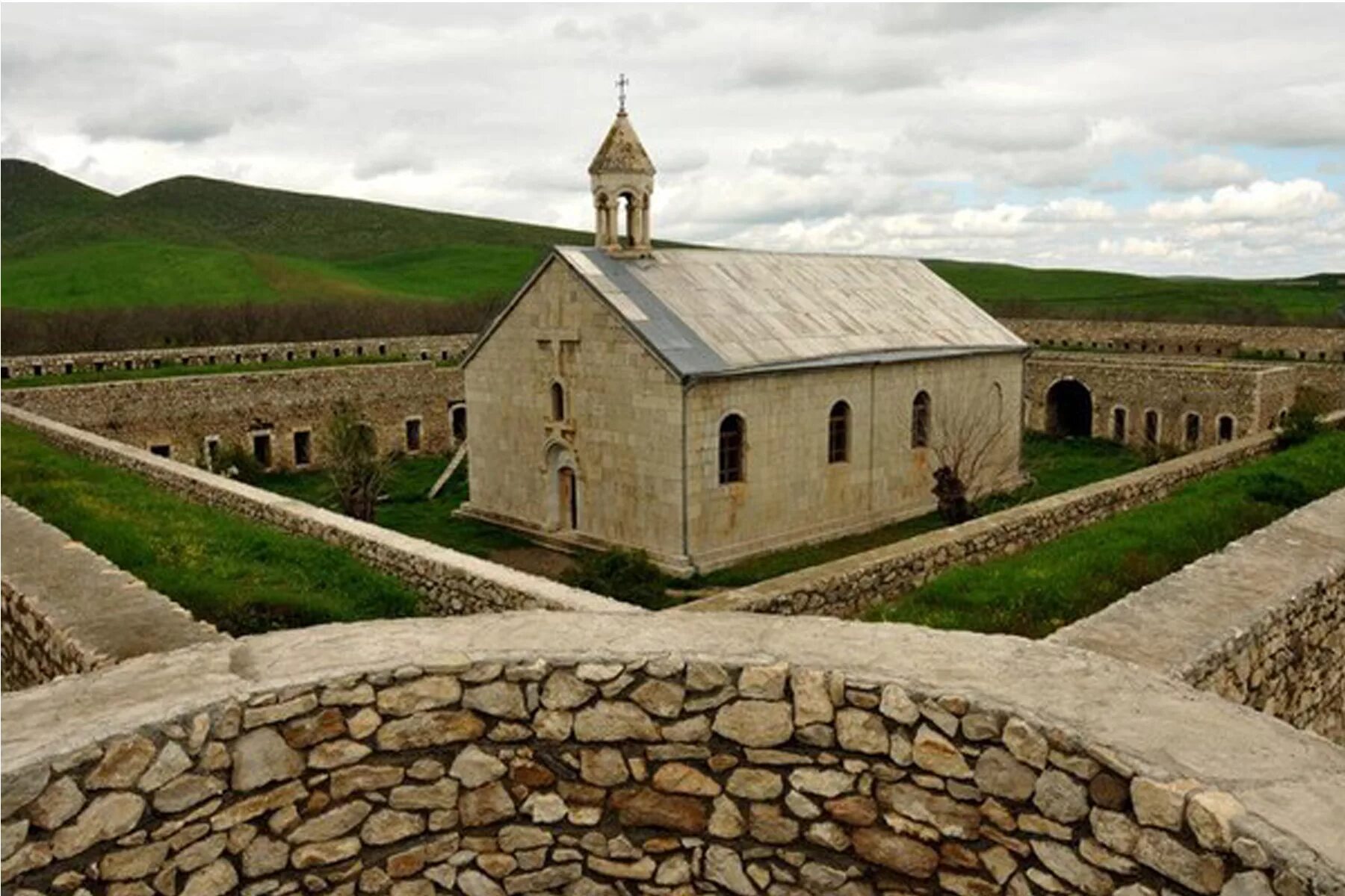 Армянки 19 века. Газеты на армянском и русском. Область арагацотн армения. Хор вирап. Первая армянская.