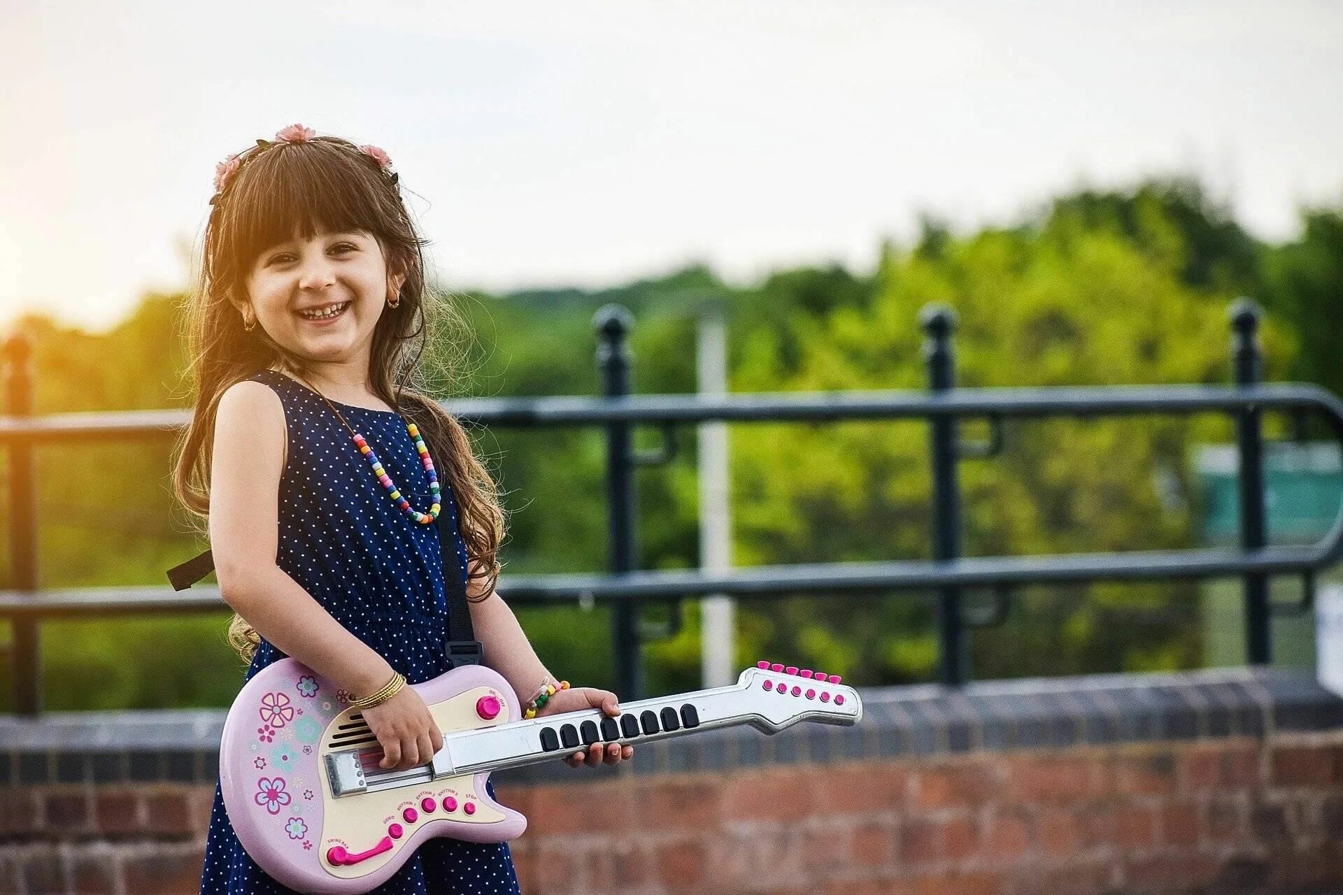 Слушать песню дети минут. Дети музыканты. Гитара для детей. Детская фотосессия с гитарой. Детский музыкант.