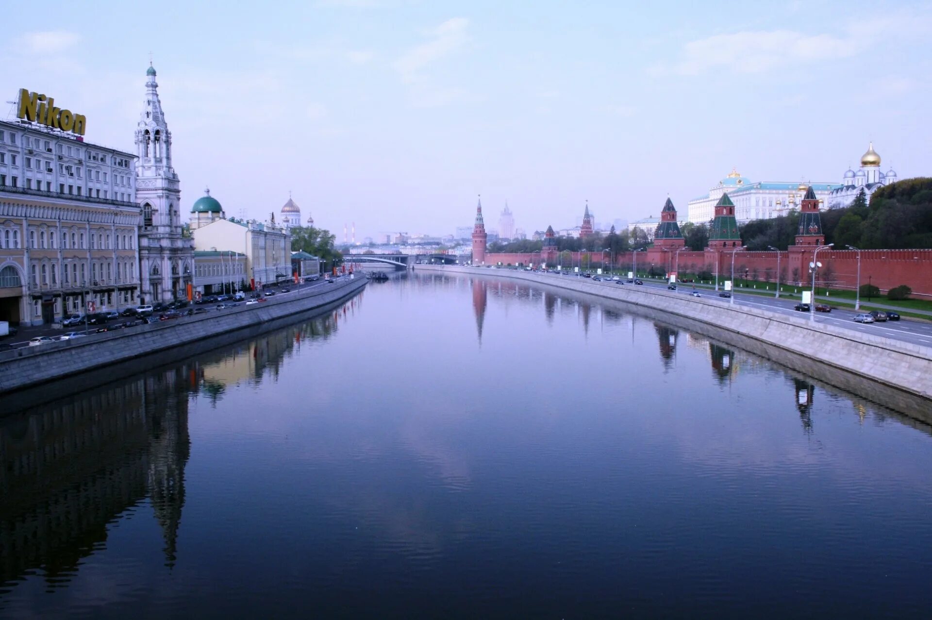 Большая река в москве. Реки Москвы. Москва река в Москве. Москва река Кремль. Кремлевская набережная Москва.