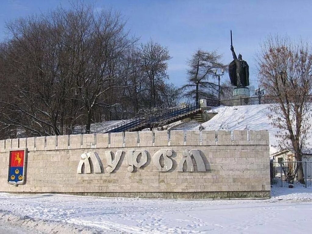 Код мурома. Муром памятник Илье Муромцу зима. Памятник Илье Муромцу в Муроме зимой. Город Муром камень. Стелла Муром.