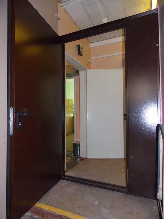 Входная дверь тамбурная. Тамбурные двери в подъезд. Металлическая тамбурная дверь в мкд. Тамбурная дверь проем 1200. Железная дверь в коридор подъезда.