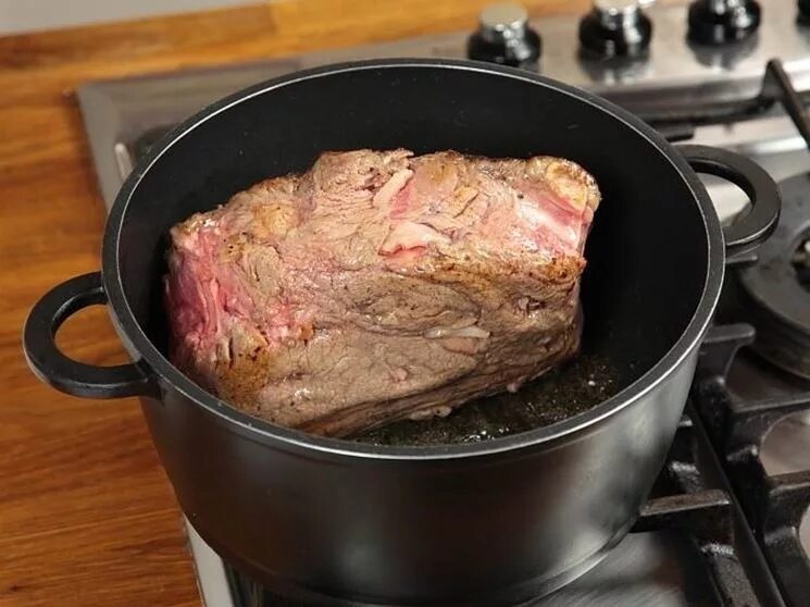 Свинина большим куском на сковороде. Мясо тушеное крупным куском. Говядина в кастрюле. Томленая говядина кусок. Томленая говядина в духовке.
