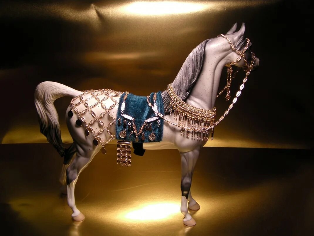 Карагез конь. Арабская лошадь фигурка. Арабские лошади украшения. Фигурка лошади араба.