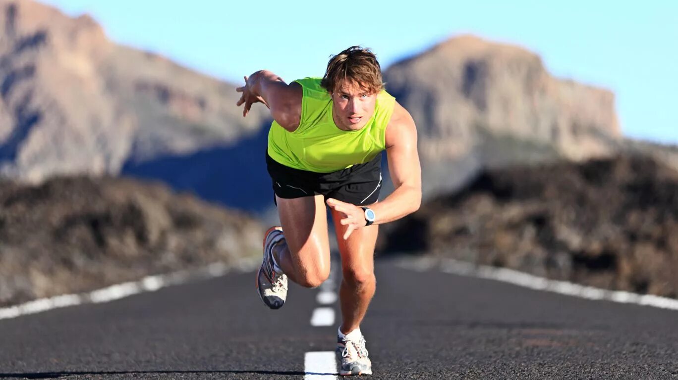 Бегун спортсмен бежит. Спортивные люди. Человек на пробежке. Спортсмены в движении. Спорт бег.