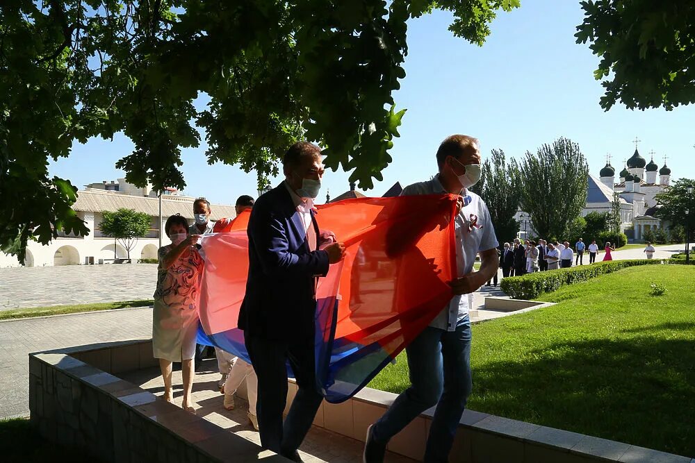 Главные новости в россии мире московский. День России Астрахань. День флага Астрахань Кремль. Поднятие флага РФ Кремль. Астраханский Кремль поднятие флага России.