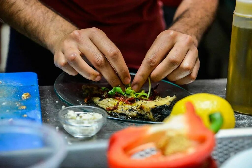 Курсы кулинарии. Учимся готовить быстрые праздничные блюда. Мастер классы поваров. Повар на кухне. Кулинарные мастер классы.