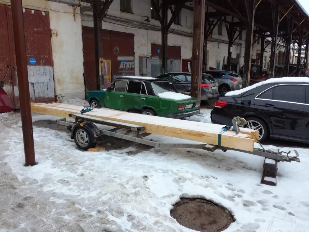 Доска прицеп. Перевозка досок на лодочном прицепе. перевозка досок на прицепе. перевозка досок на легковом прицепе. прицеп для 6 метровых досок.