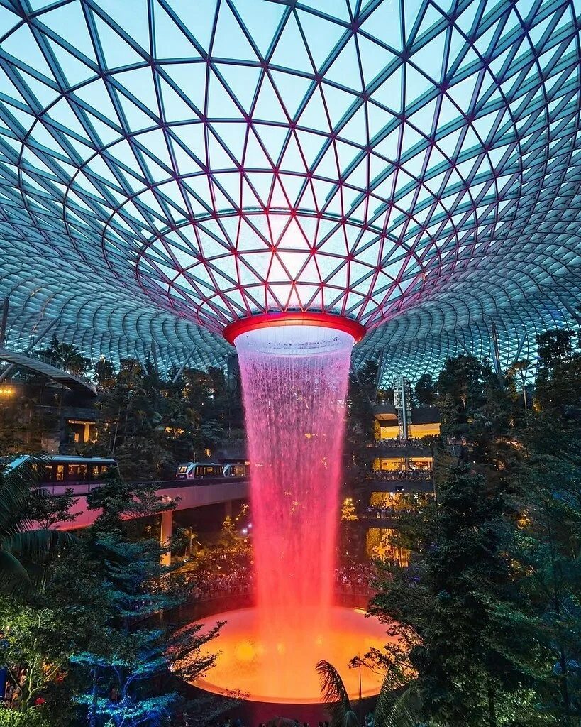 Чанги россия. Аэропорт Jewel Changi. Сингапурский аэропорт Чанги (Changi). Джуэл Чанги Сингапур. Сингапурский аэропорт Чанги (Changi) архитектура.