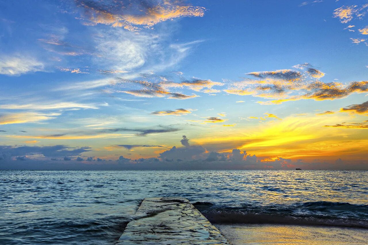 девушка море корабль. волна любви. слушать между небом и морем. закат на море. девушка-море.