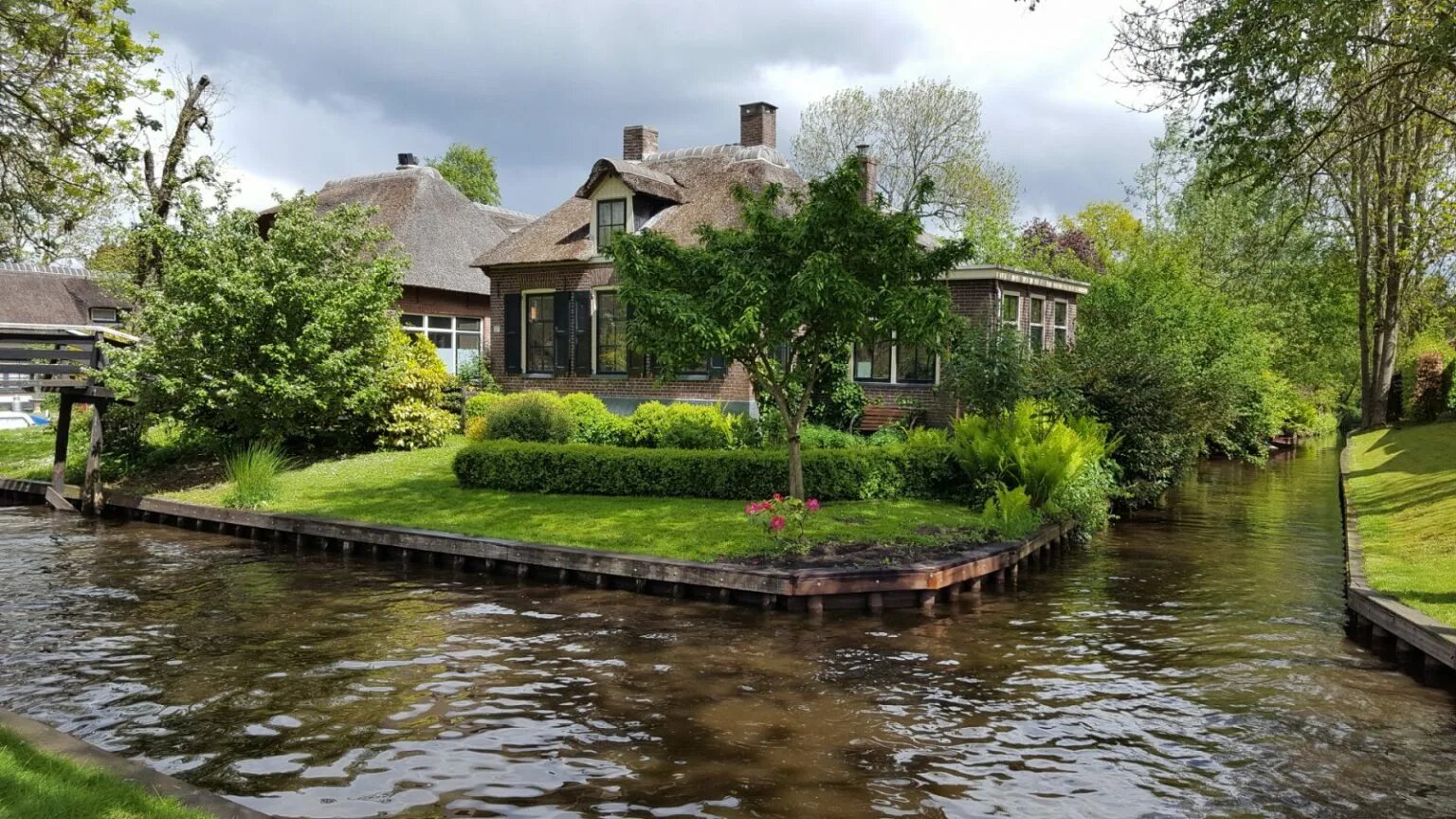 Голландская Венеция Гитхорн Нидерланды. Деревня Гитхорн (Giethoorn). Деревня Гитхорн, Нидерланды достопримечательности. Гитхорн деревня памятники.