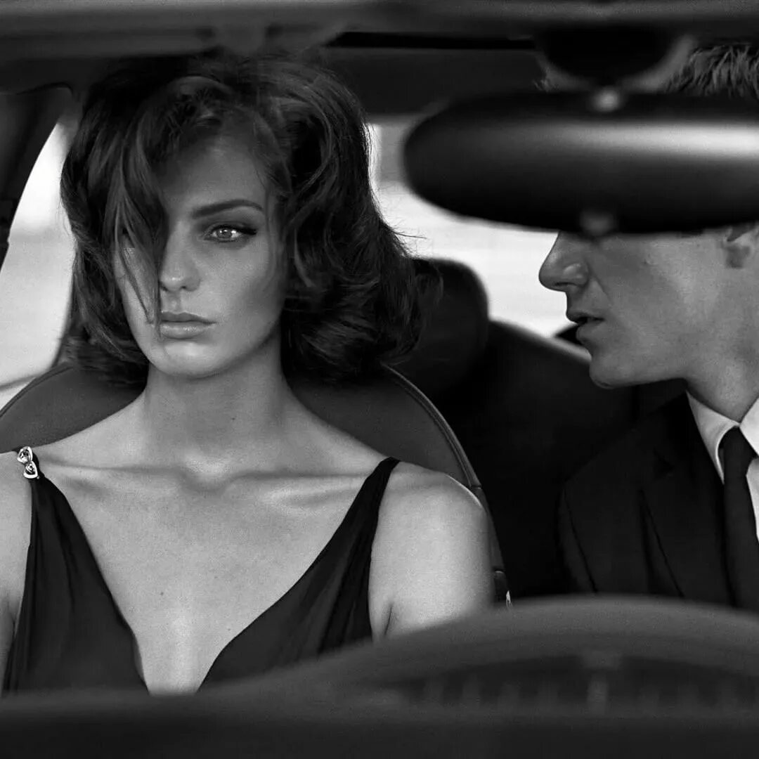 Селфи жены. Романтичный мужчина. Беседа двух людей на улице. Парень отправляет девушку. Мужчина и женщина ссорятся на улице.