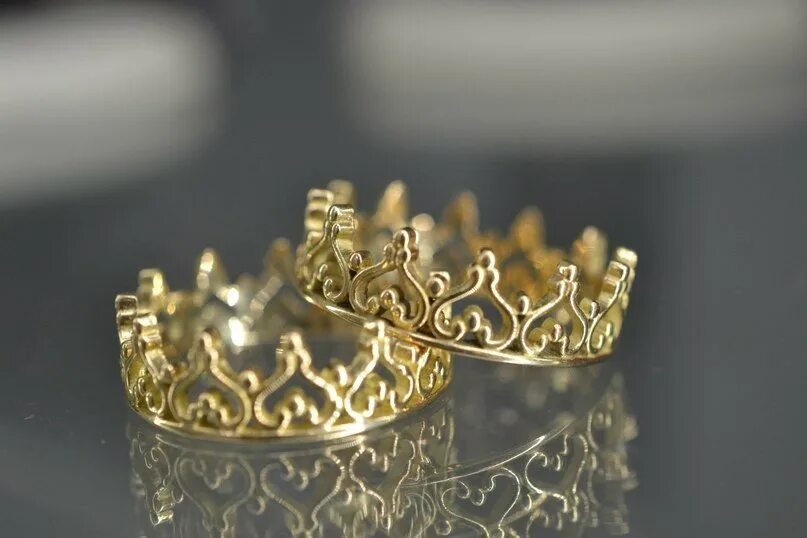 Корона из турции в россию. 2 Короны. Корона из золотых костей. Корона 2д. Корона в виде спирали.