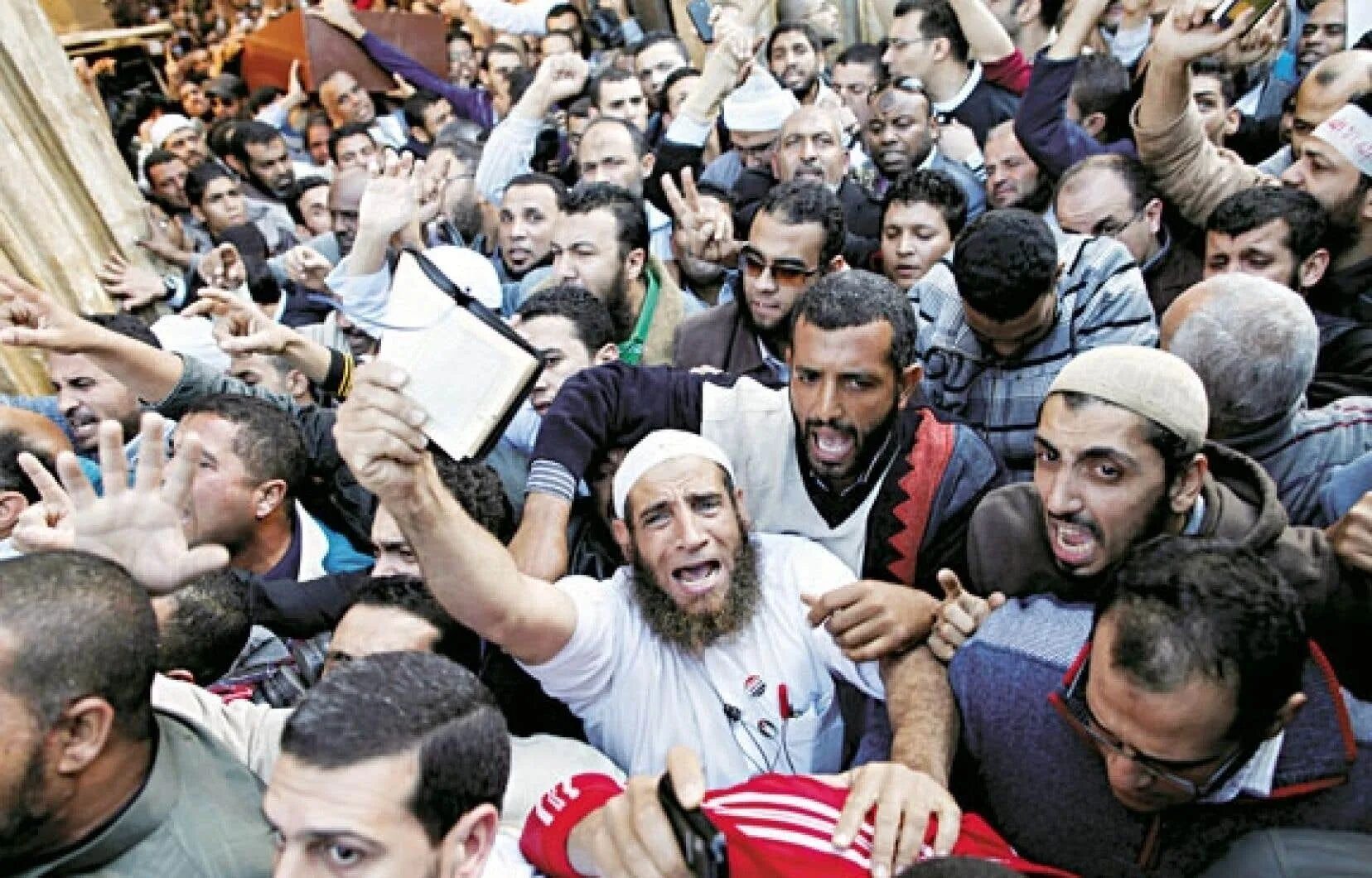 Толпа мусульман. Агрессивные мусульмане. Толпа арабов.