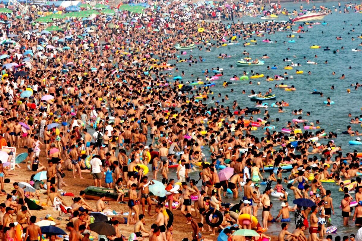 Сколько людей живет в воде. Много народу на пляже. Китайский пляж. Пляжи Китая переполнены. Переполненные пляжи Сочи.